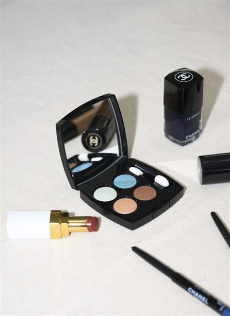 Come creare il trucco occhi blu e rosa amato da Chanel .